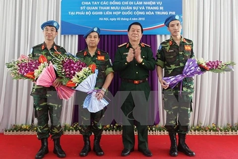 总政治局副主任阮仲义中将（右起二）与参加联合国维和行动的越南三名军官（图片来源：越通社）