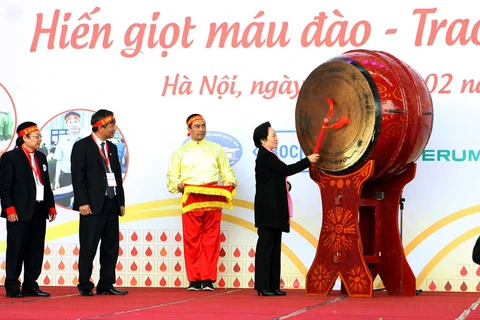 越南国家副主席阮氏缘出席，并擂鼓开幕。（图片来源：越通社）