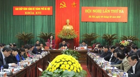 越共中央政治局委员、河内市委书记黄忠海主持会议。（图片来源：越南《人民报网》）