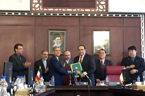 新加坡贸工部长易华仁和伊朗财长签署双边投资协定（图片来源：straitstimes.com）