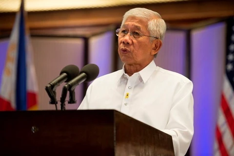 菲律宾国防部长博尔泰雷·加斯明
