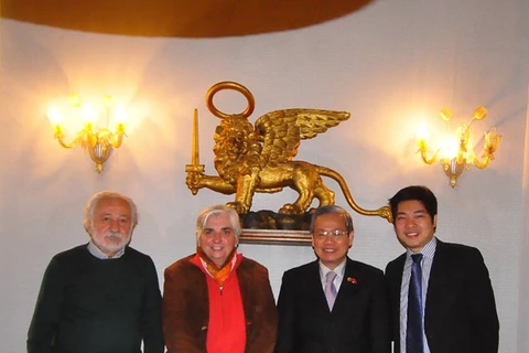 越南驻意大使高正善（左三）和意大利威尼斯市政府旅游部议员Paola Mar（左二）。