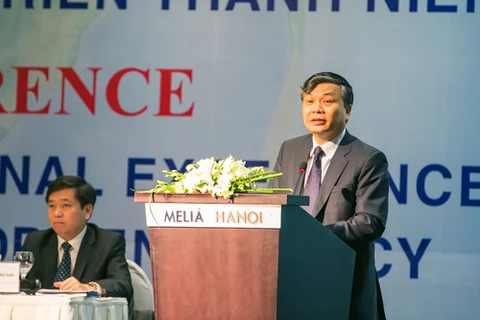 越南内务部副部长在会议上发言。