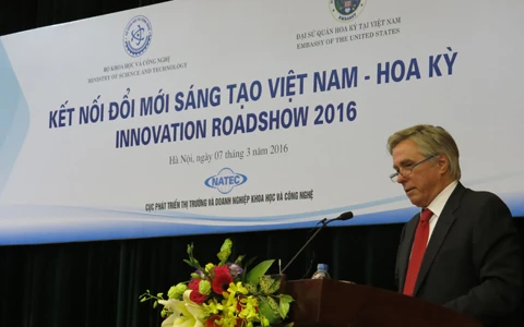 美国驻越南大使特德·奥修斯在会上发表讲话（越通社—VNA）