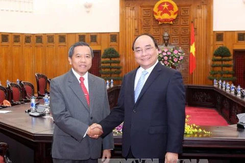 越南政府副总理阮春福与老挝科技部部长波温坎。（图片来源：越通社）