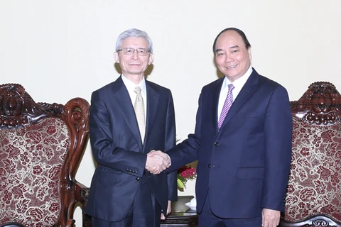 阮春福副总理​（右）与丰田集团执行副总裁小田邦彦 （左）