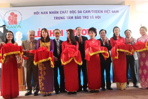 越南橙毒剂受害者康复养护和社会保障服务中心剪彩仪式