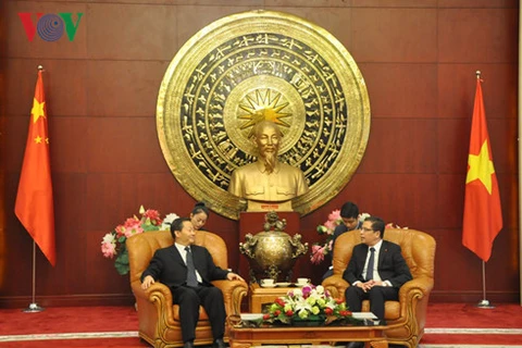 越南驻华大使邓明魁会见中国广西壮族自治区党委书记彭清华。