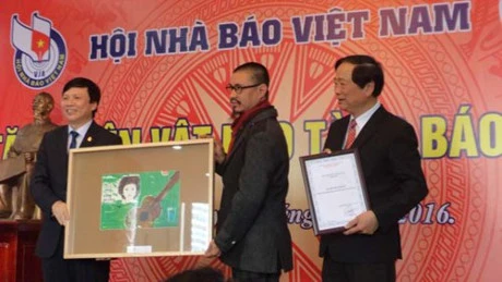 越南新闻博物馆宝贵实物接受仪式场景（图片来源：越南新报）
