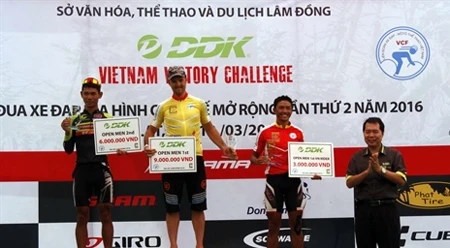 第二次国际山地自行车越野挑战赛颁奖仪式。（图片来源：越通社）