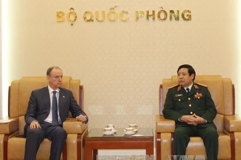 越南国防部长冯光青大将（右）和俄罗斯联邦国家安全委员会秘书尼古拉·帕特鲁舍夫（图片来源：越通社）
