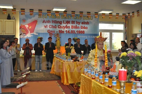 在波兰的越南佛教教会为越南英烈举行超度法会（图片来源：越通社）