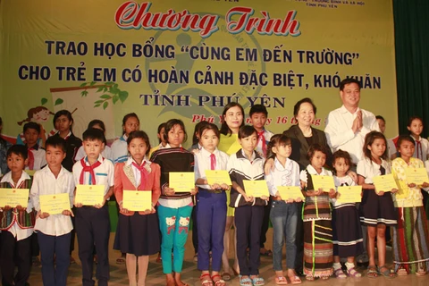 越南国家副主席阮氏缘向富安省特困学生颁发助学金