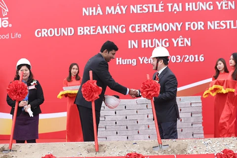 雀巢（越南）有限公司总经理加尼山与兴安省人民委员会主席阮文放。