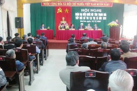 越共中央委员、国会副主席汪周刘和清化省国会代表日前与清化省拜尚镇选民接触。