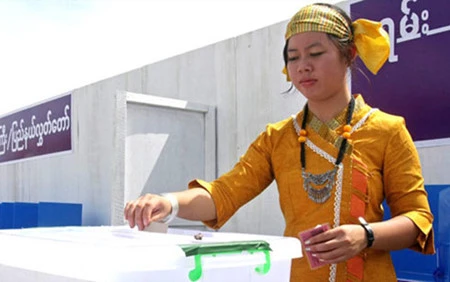 缅甸人参加投票。