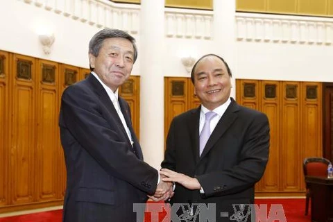 越南政府副总理阮春福与 日本经济产业省大臣林干雄