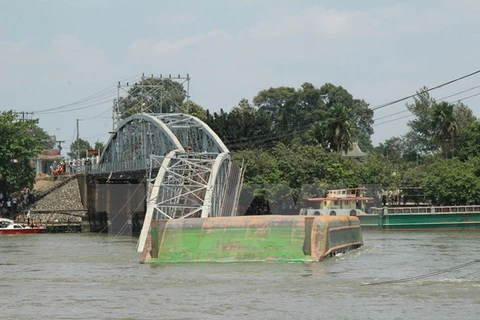同奈省庚桥被驳船撞断铁路运输被中断（图片来源：越通社）