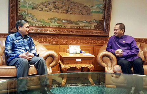 越南驻印尼大使黄英俊会见印尼旅游部部长阿里耶夫·雅赫亚（图片来源：langsontv.vn）