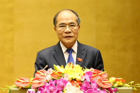 越南国会主席阮生雄在会上作了报告（图片来源：越通社）