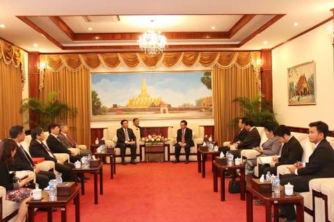 老挝政府副总理潘坎•维帕万接见越南社会科学翰林院代表团（图片来源：越通社）