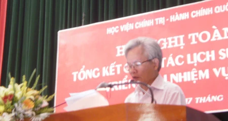胡志明国家政治学院院长在会议上发表讲话 