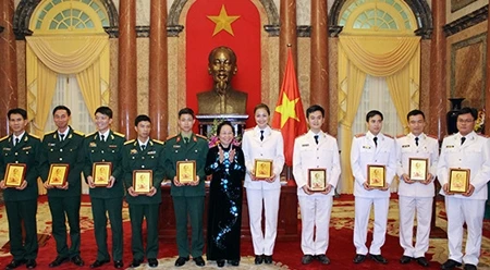 阮氏缘副主席向军队和公安力量中优秀青年赠送礼物。