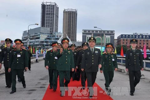 越南国防部部长冯光青迎接赴越出席第二次越中边境国防友好交流活动的中国国防部部长常万全（图片来源：越通社）