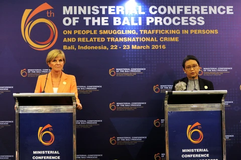 印尼外长雷特诺和澳大利亚外长毕晓普主持会议（图片来源：法国新闻社）