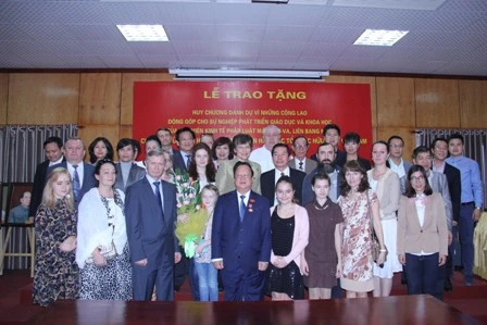 越南友好组织联合会主席武春鸿和各位代表合影（图片来源：越南之声）