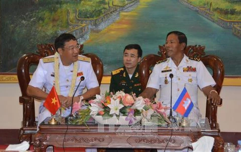 越南海军军种司令范淮南与柬埔寨海军司令翁桑坎进行交谈