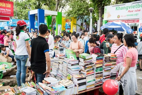 胡志明市图书节吸引大量读者参加（图片来源：因特网）