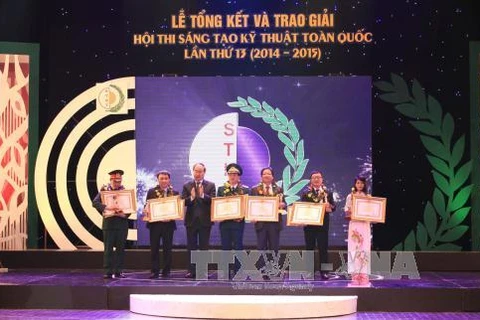 阮善仁主席向荣获一等奖的6个项目主任颁发奖状（图片来源：越通社）