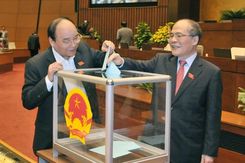 国会主席阮生雄和政府副总理阮春福投票（图片来源：越通社）