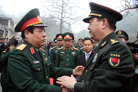 越中两国国防部长亲切握手（图片来源：.langson.gov.vn）