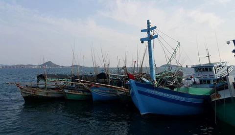5艘越南渔民被扣押在春武里府港（图片来源：越通社）