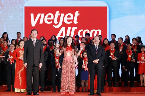 越捷航空公司副总经理阮氏翠萍上台领奖。