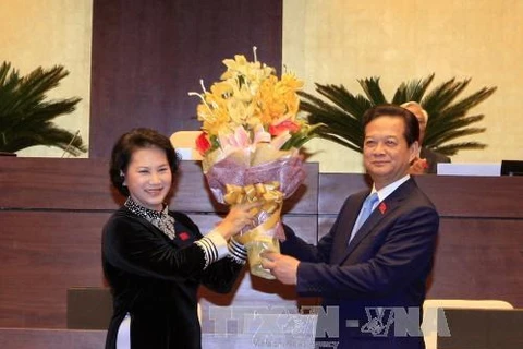 ​国会主席阮氏金银向阮晋勇赠送鲜花。（图片来源：越通社）