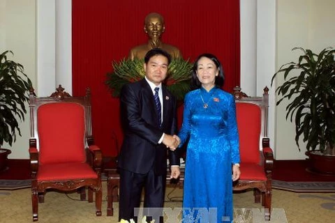 越共中央民运部部长张氏梅与老挝人民革命青年团中央第一书记宋塔努。