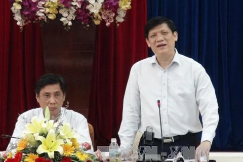 越南卫生部副部长阮青龙在座谈会上致辞。