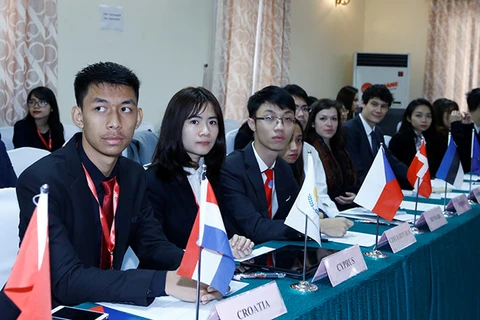 参加2016年亚欧会议青年周活动的亚欧国家青年代表（图片来源：http://thanhnien.vn/）