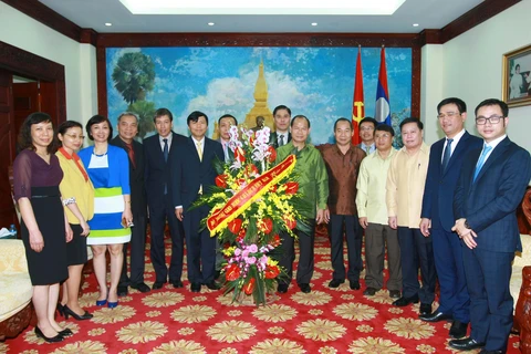 越南外交部代表团向老挝驻越大使馆干部及人员致以节日祝福（图片来源：越通社）