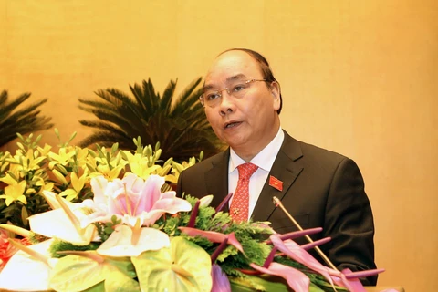越南政府总理阮春福在会上提出政府副总理、部长和其他成员人选建议名单（图片来源：越通社）