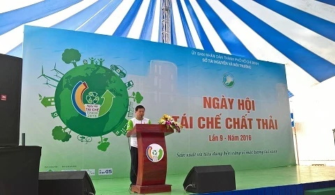 胡志明市自然资源与环境局局长阮全胜发表讲话