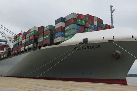 超大型集装箱船米洛桥轮成功靠泊越南盖梅港CMIT码头（图片来源：越南人民报）