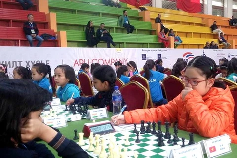 越南棋手武美玲（橙色衣服）在比赛中（图：体育报）