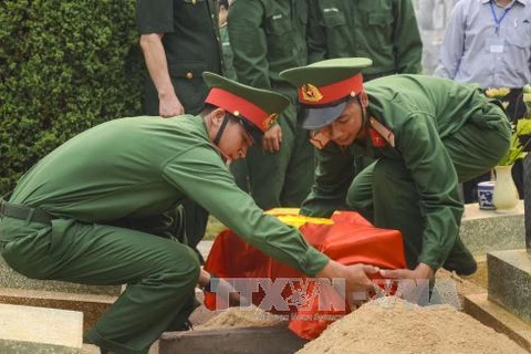 奠边省为27名在老挝牺牲的越南志愿军烈士举行追悼会（图片来源：越通社）