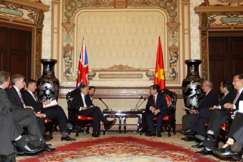 胡志明市人民委员会主席阮成峰会见英国外交大臣菲利普·哈蒙德（图片来源：越通社）