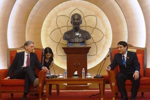 越共中央委员、胡志明共青团中央第一书记阮得荣4月12日会见英国外交大臣菲利浦·哈蒙德。