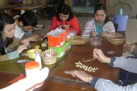 残疾人参加职业技术培训班。
